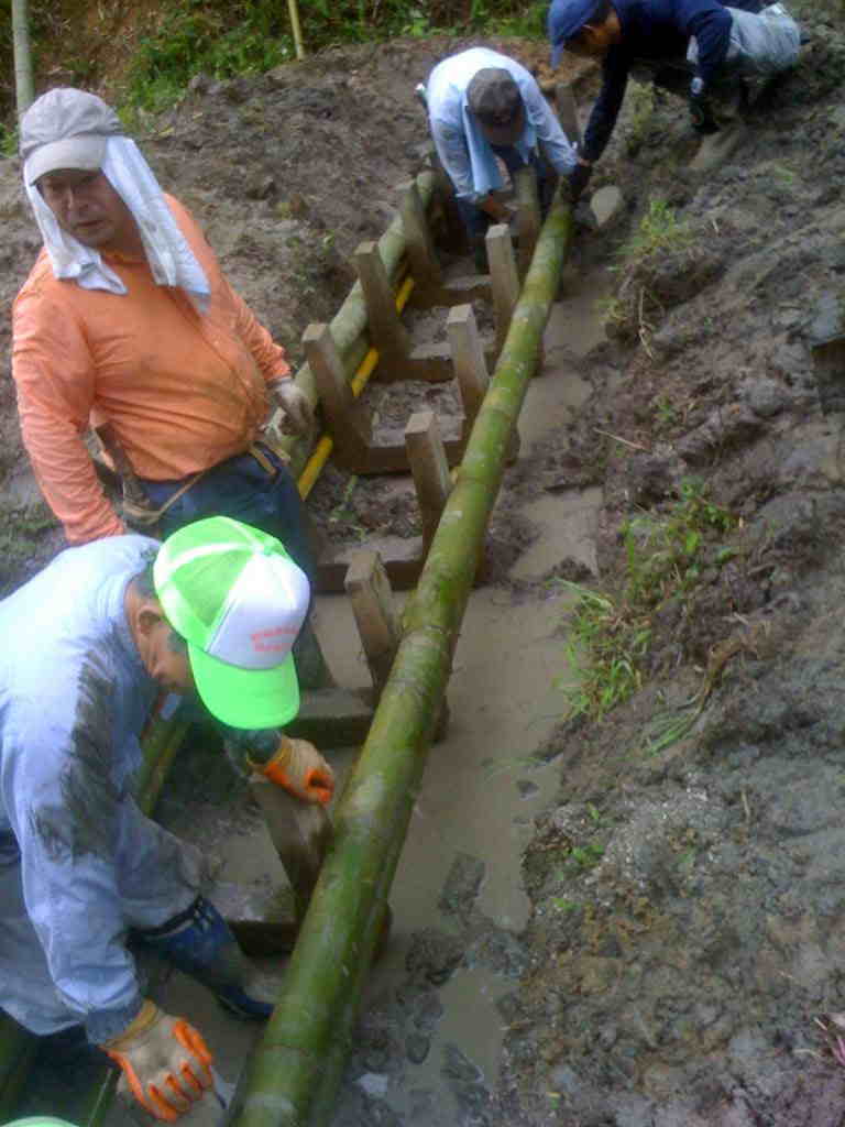 竹を利用しての排水路づくり！ width=