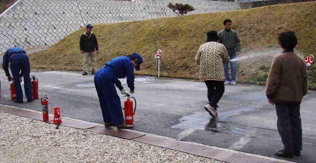 環境に優しい水消火器による使用訓練！ width=